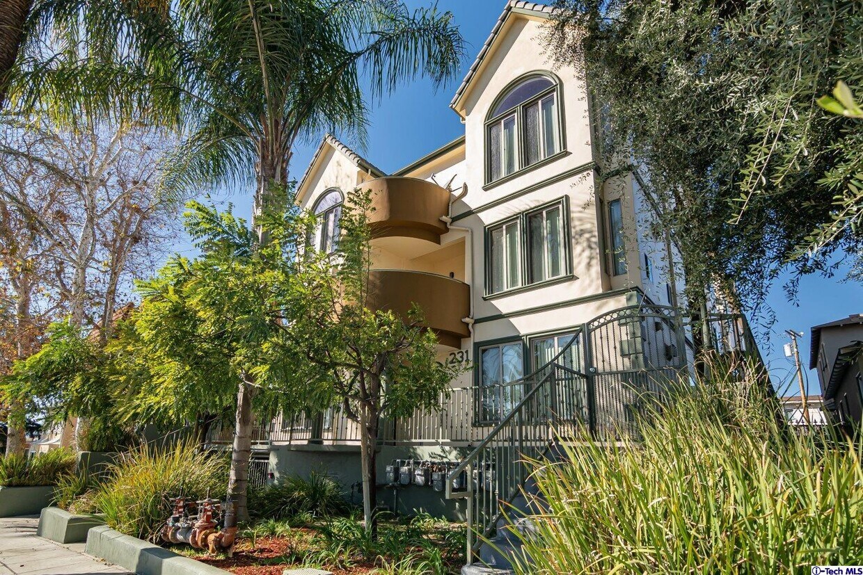 Primary Photo - 231 E Burbank Blvd