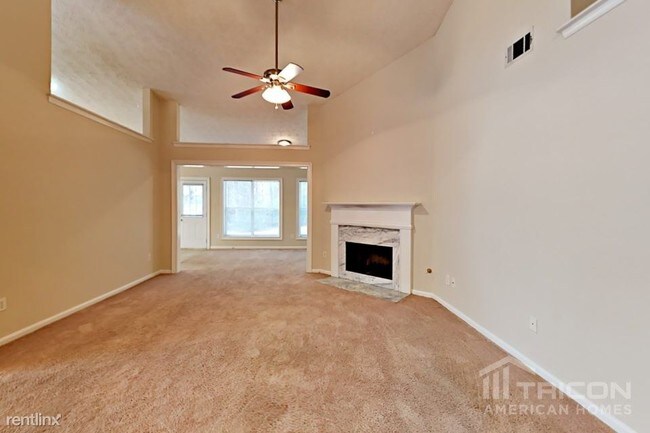 Building Photo - 586 Suwanee E Dr