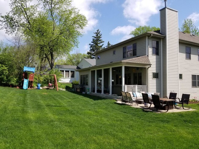 Building Photo - 4 bedroom in Downers Grove IL 60516