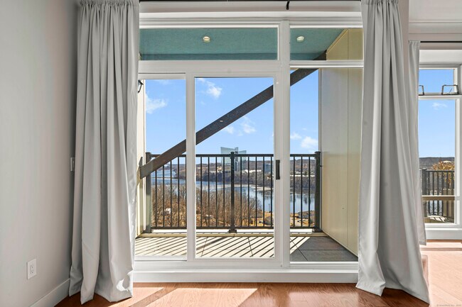 Foto del edificio - 586 W Thames St