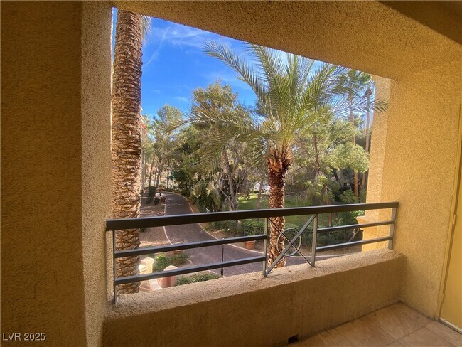 Building Photo - 230 E Flamingo Rd