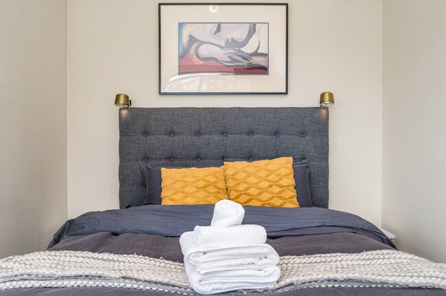 Building Photo - 1220 E Columbia St