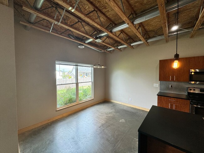 Foto del edificio - Two Story Townhome Available 2/1/2025