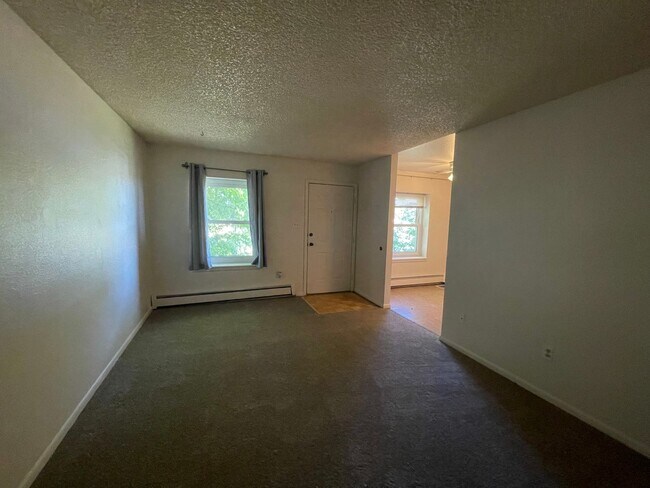 Foto del edificio - 2 BEDROOM, 1 BATHROOM TOWNHOUSE