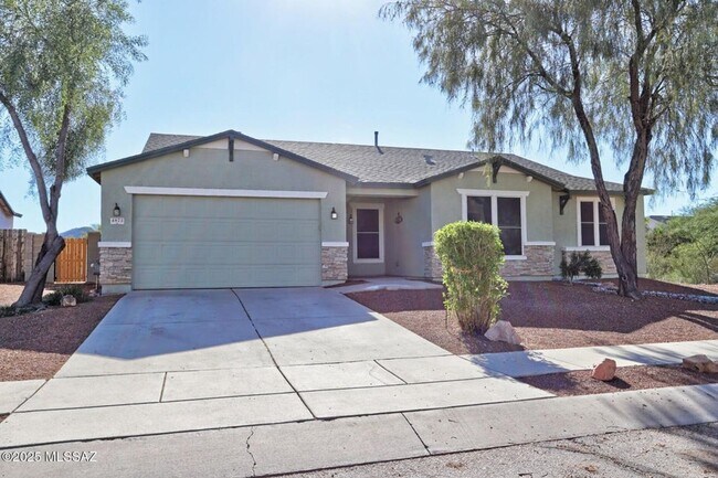 Foto del edificio - Lovely 4 bedroom, 2 bath home with 2 car garage