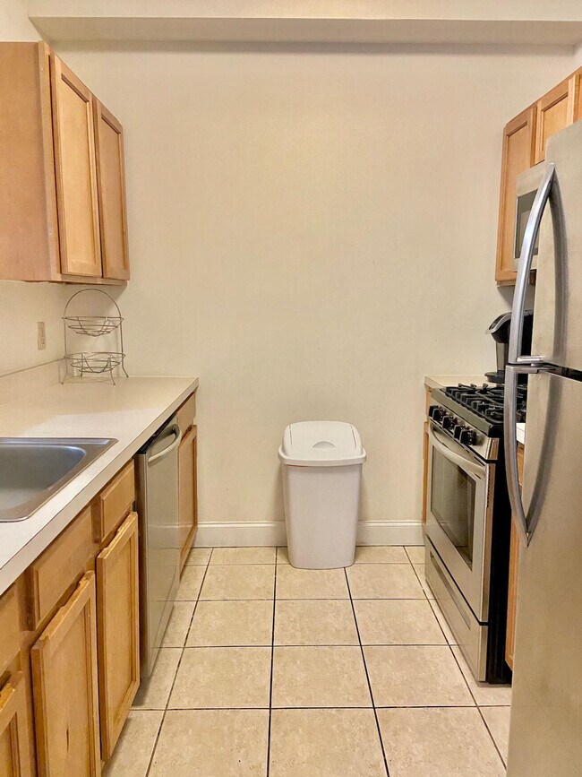 Building Photo - 463 5th St