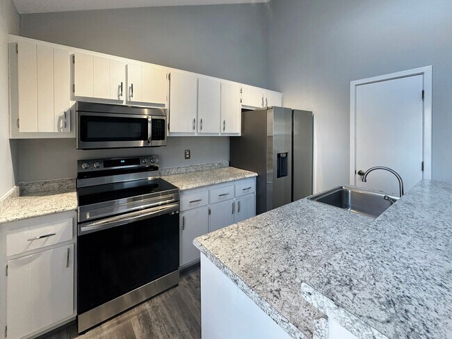Foto del edificio - Spacious 3-Bed, 2-Bath Home with Open Floo...