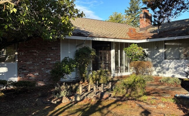 Building Photo - 3 Bed / 2.5 Bath Bellevue rambler $3,895/month