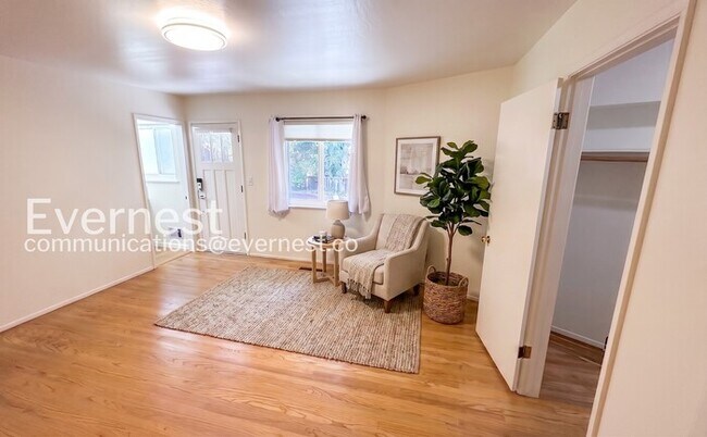 Building Photo - 4-Bed/2-Bath/Available Now!