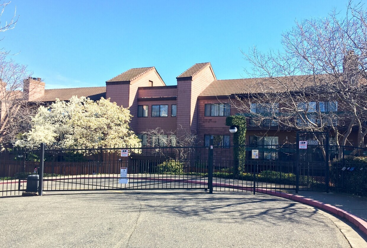 Foto principal - Large 3 bedroom, 2 bathroom condo with ama...
