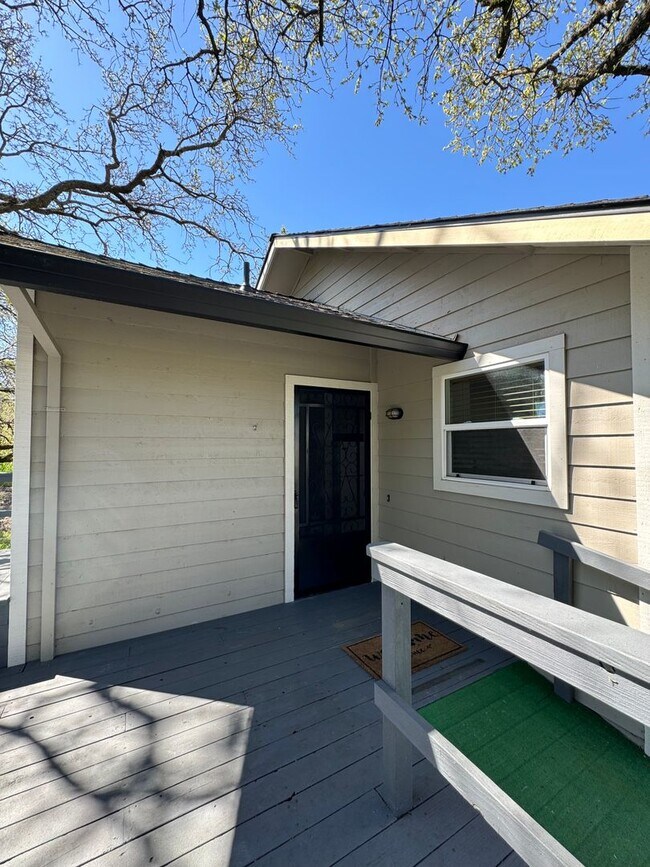 Building Photo - 640 square foot 1 bedroom, 1 bath private ...