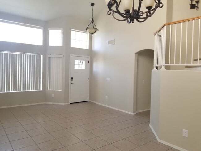 Building Photo - Stunning 4 bedroom 3 bath
