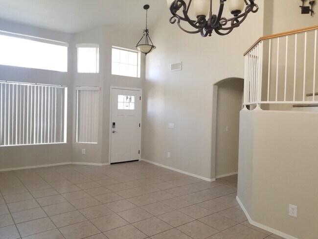 Foto del edificio - Stunning 4 bedroom 3 bath