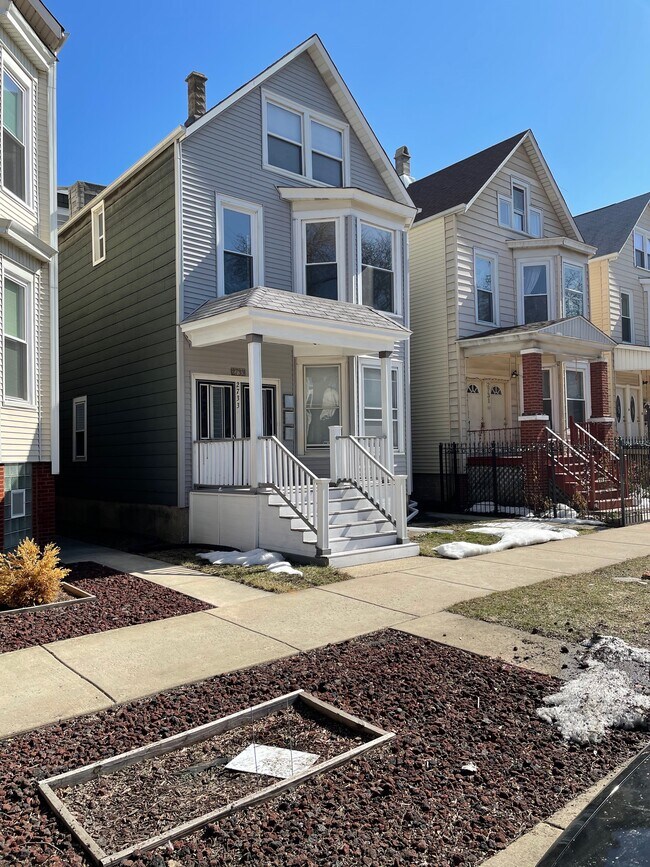 Foto del edificio - 2733 N Ridgeway Ave