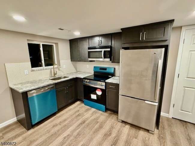 Foto del edificio - 264 Girard Ave