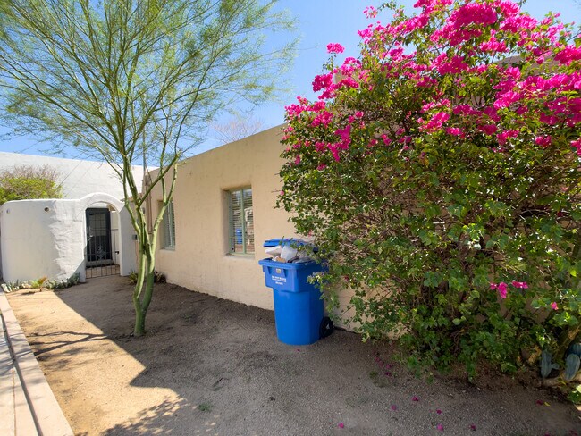 Foto del edificio - 1330 E Coronado Rd