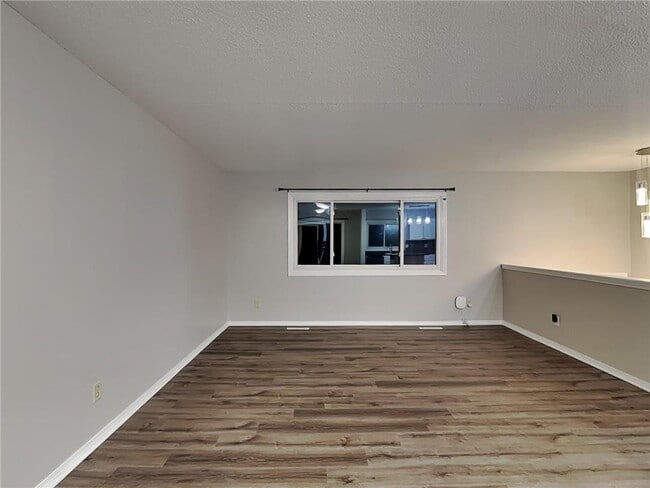 Building Photo - 6865 Buckingham Rd