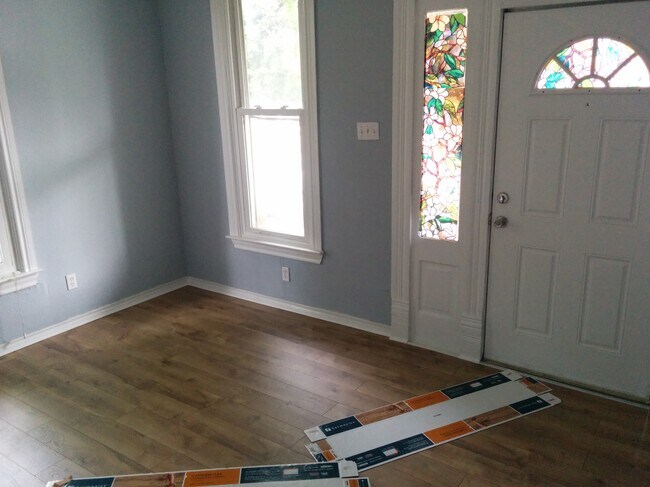 Building Photo - 623 Barbe St