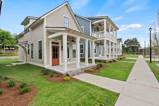 Building Photo - Like New! 2 bedroom 2 bathroom cottage sty...