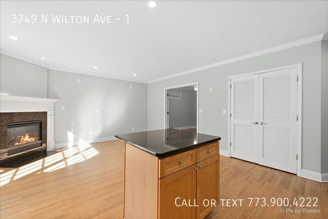 Building Photo - Wrigleyville 2 bed 2 bath with private ent...