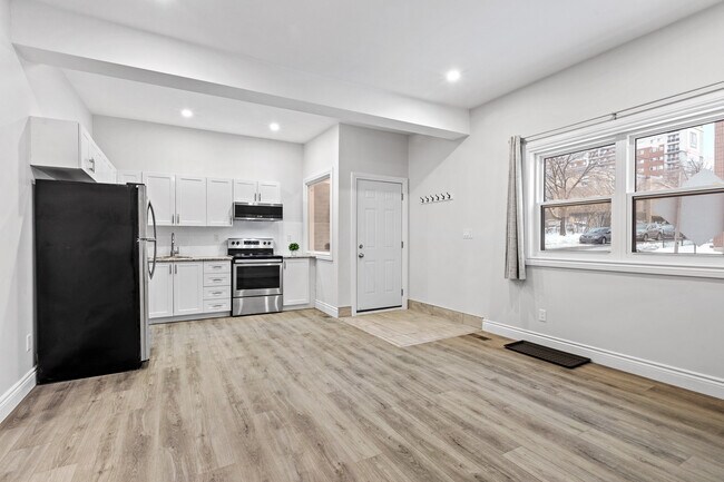 Building Photo - 224 Lebreton St N