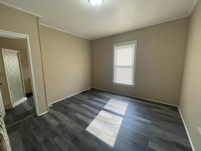 Building Photo - 302 Forest Ave