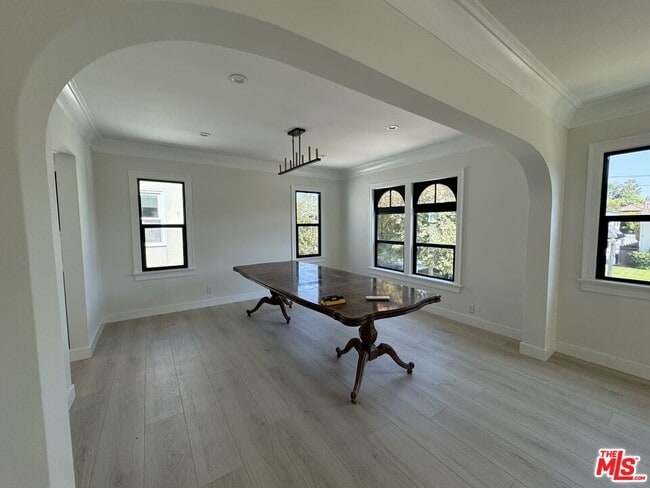 Building Photo - 237 N Irving Blvd