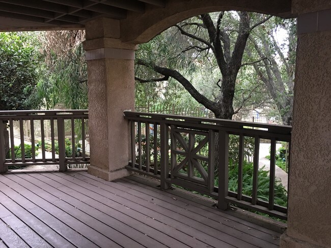 Large patio - 3358 Holly Grove St