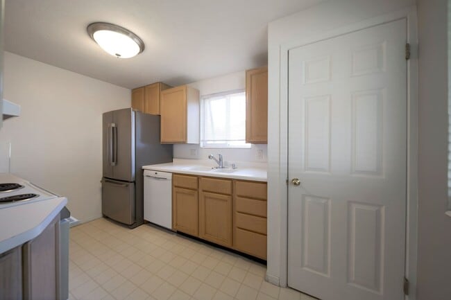 Building Photo - Charming Condo in Meadowbrook Village w 1 ...