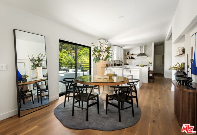 Foto del edificio - 3375 Coldwater Canyon Ave
