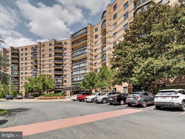 Building Photo - 8350 Greensboro Dr