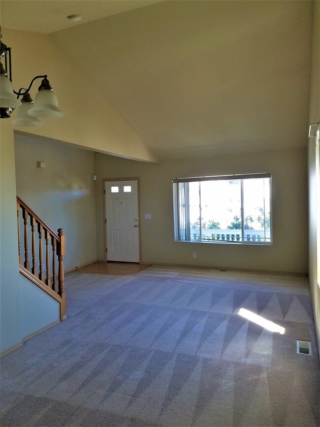 Building Photo - 4 Bedroom 2.5 Bath plus Bonus Room in East...
