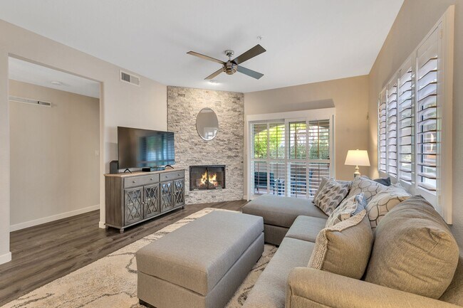 Building Photo - 8653 E Royal Palm Rd