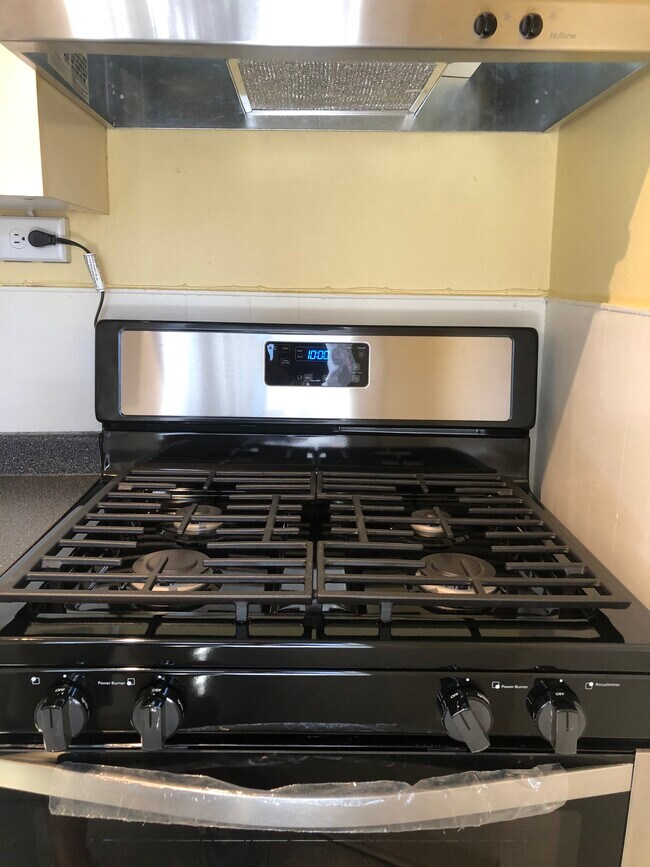 Gas 4-burner stove - 125 Park Dr