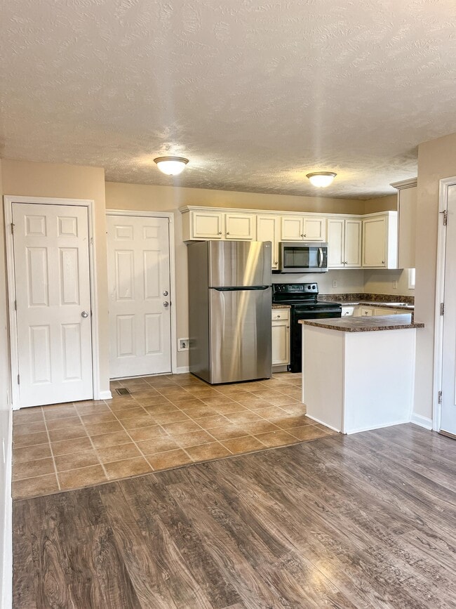 Building Photo - 736 Colonial Hills Dr