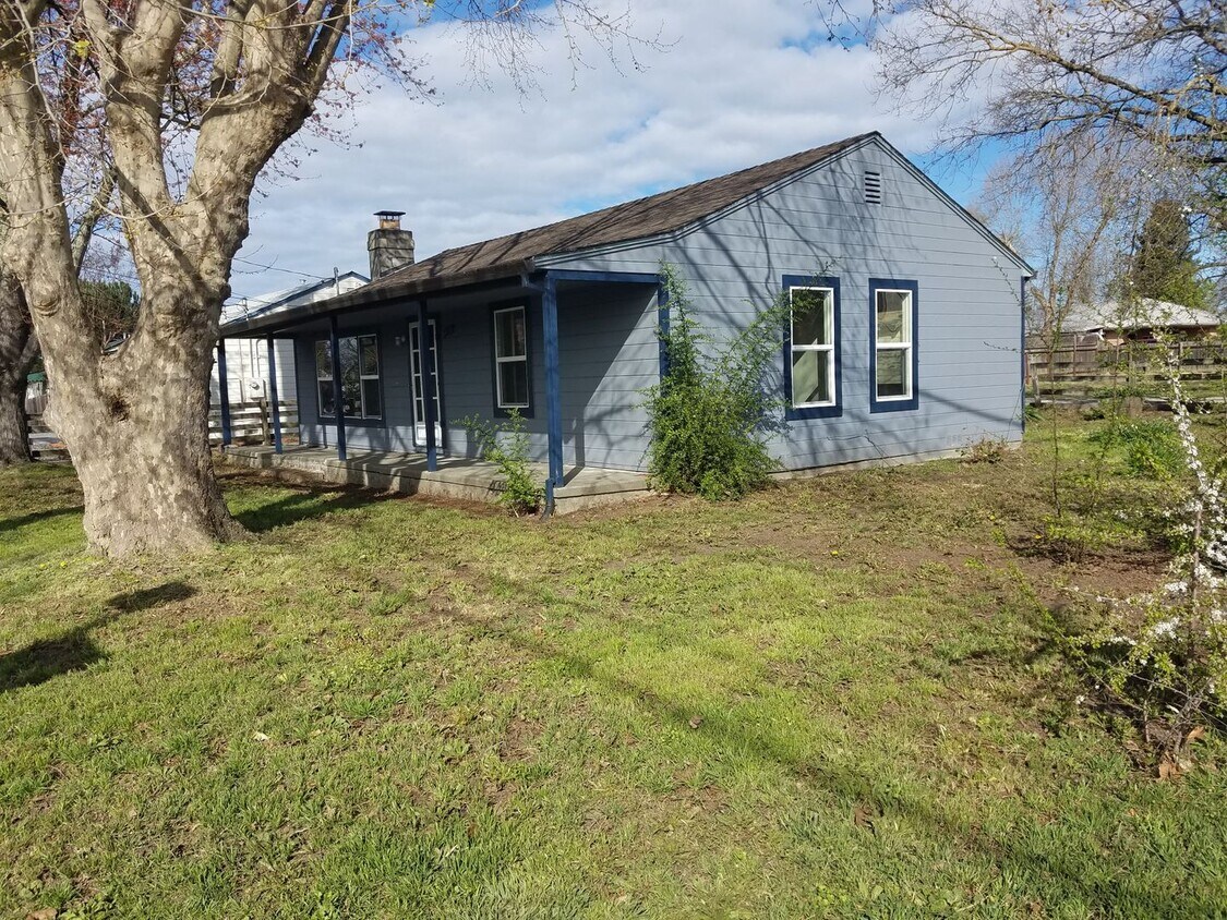 Old School Charm! Huge Backyard! Close t... - Old School Charm!  Huge Backyard!  Close t...