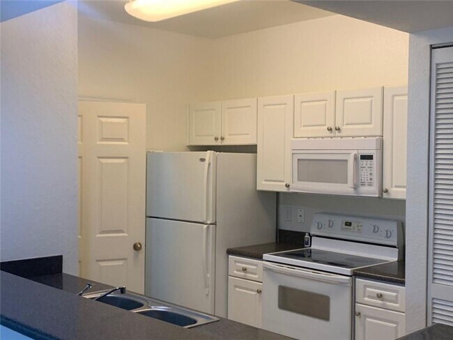 Building Photo - 2 / 2 Lakefront Condo