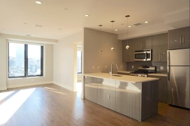 Foto principal - 27-18 Hoyt Ave S