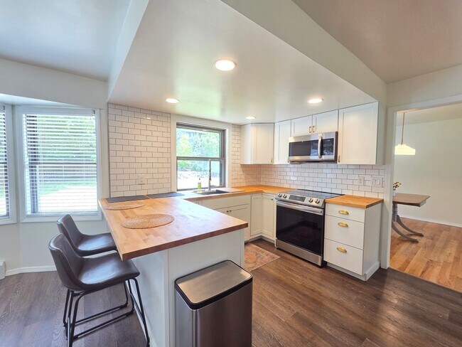 Building Photo - $3,050 - 4 Bed / 2.5 Bath Beautiful Home in Upper South Hill
