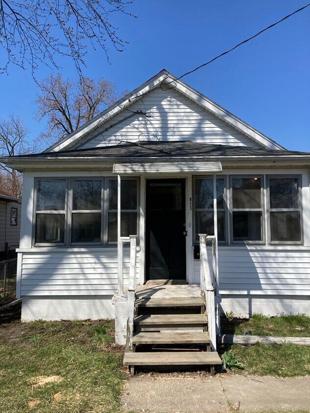 911 E Ave, Peoria Heights, IL 61616 House Rental in Peoria
