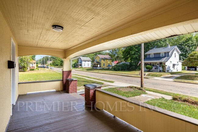 Foto del edificio - 3 Bed Home with Large Yard & Detached Garage – $1,495/mo