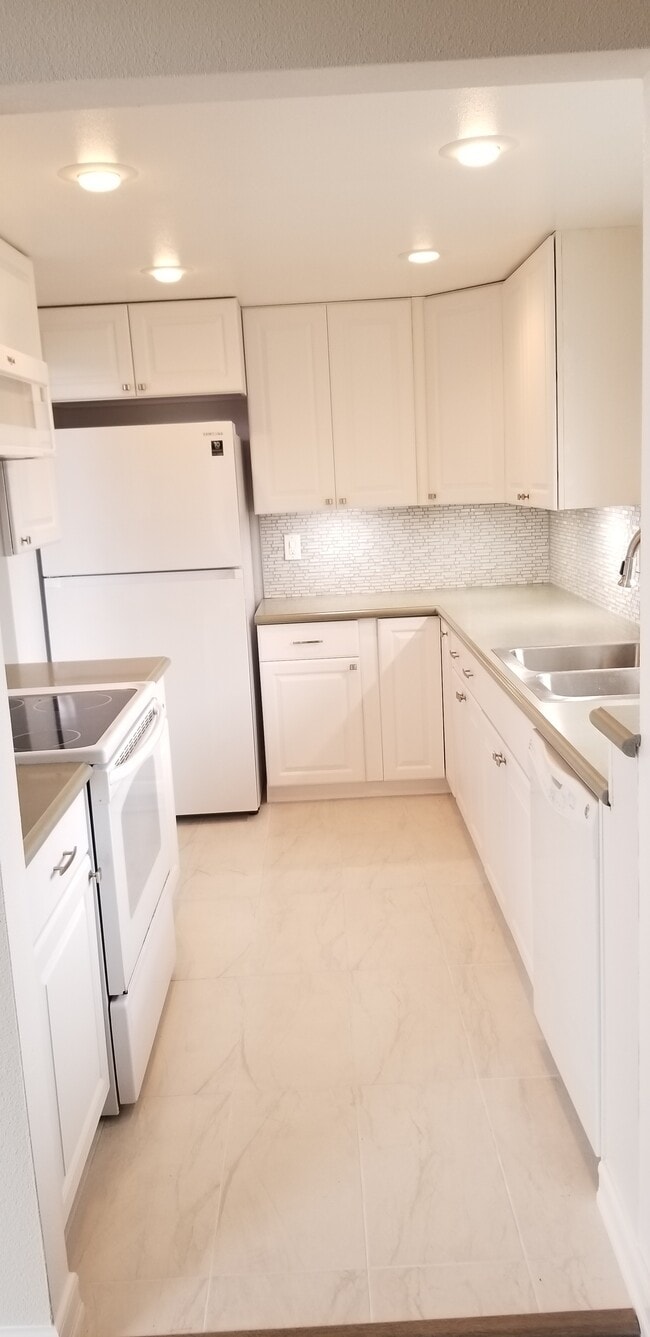 Kitchen - 5572 Fernhill Cir