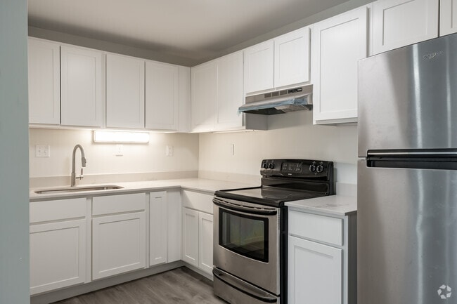 1BR, 1BA - 750SF - Kitchen - Dorchester Arms
