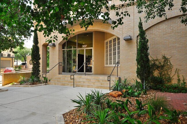 Building Photo - 507 Sabine St