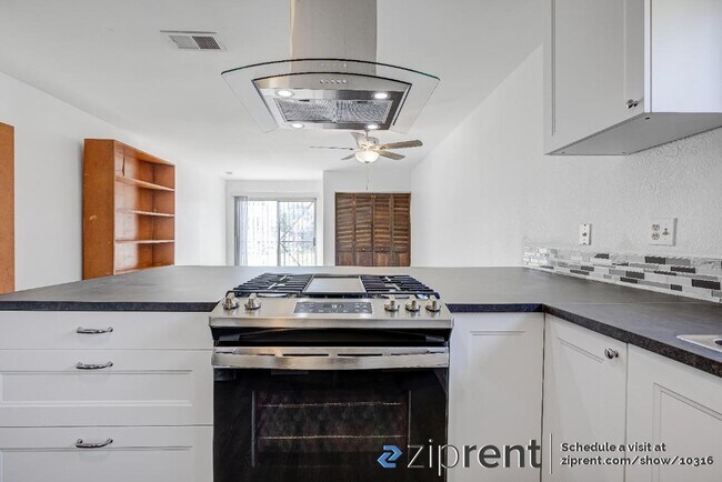 Building Photo - 600 W 73rd St