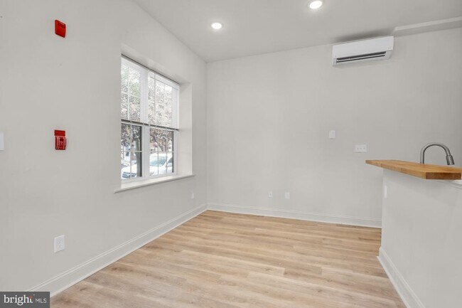 Building Photo - 2046 E Huntingdon St