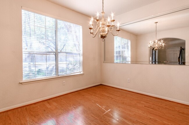 Foto del edificio - 2918 Five Oaks Dr