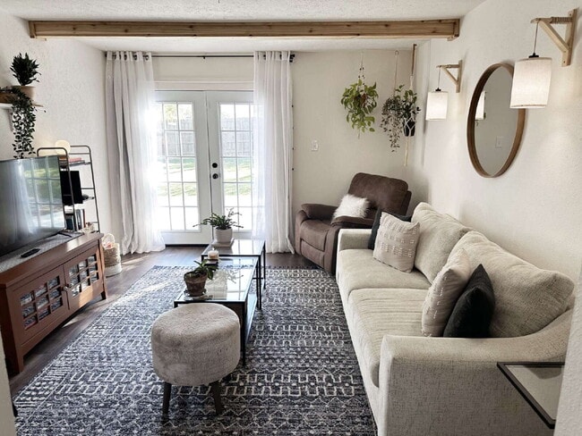 Foto del edificio - "Adorable 3-Bed Home with Modern Updates, Classic Charm and a Spacious Backyard Retreat!"