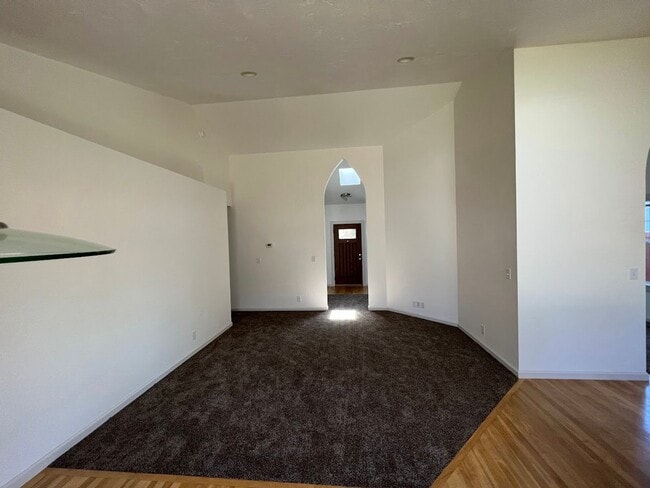 Building Photo - 4 Bedroom, 2 bathroom home located in Rive...