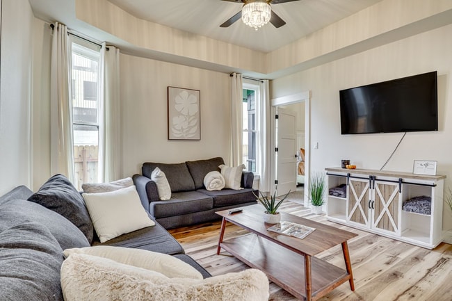 Building Photo - 275 Monmouth St